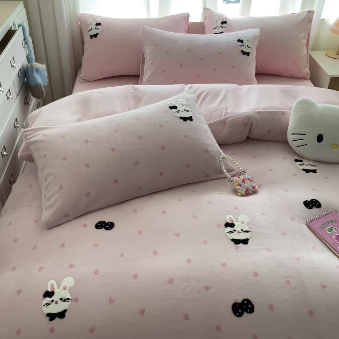 91家纺网 家纺一手货源 找家纺 如一 2025新款卡通毛巾绣系列牛奶绒四件套第二批 领结粉兔