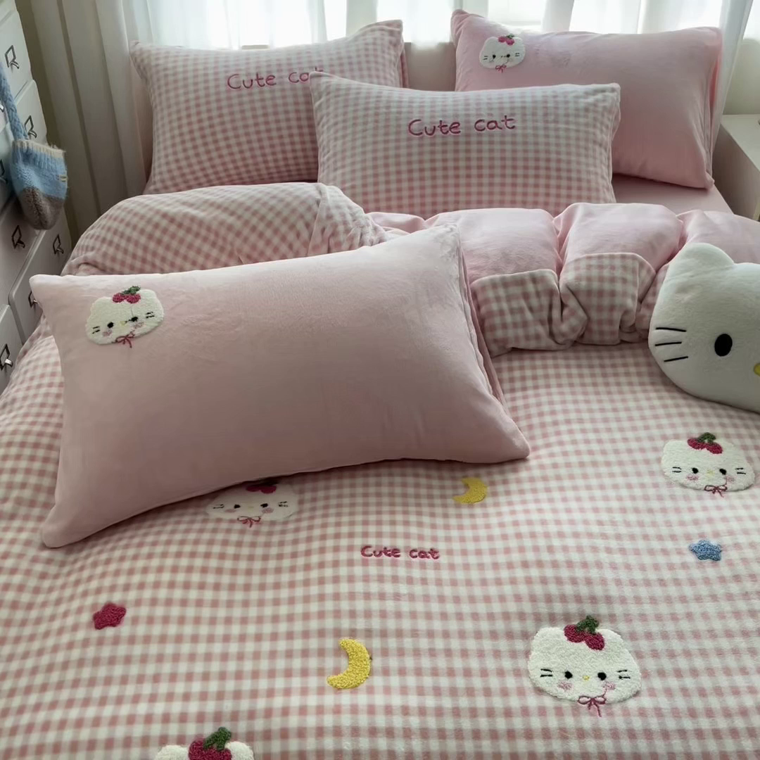 91家纺网 家纺一手货源 找家纺 如一 2025新款卡通毛巾绣系列牛奶绒四件套第二批 星月猫咪