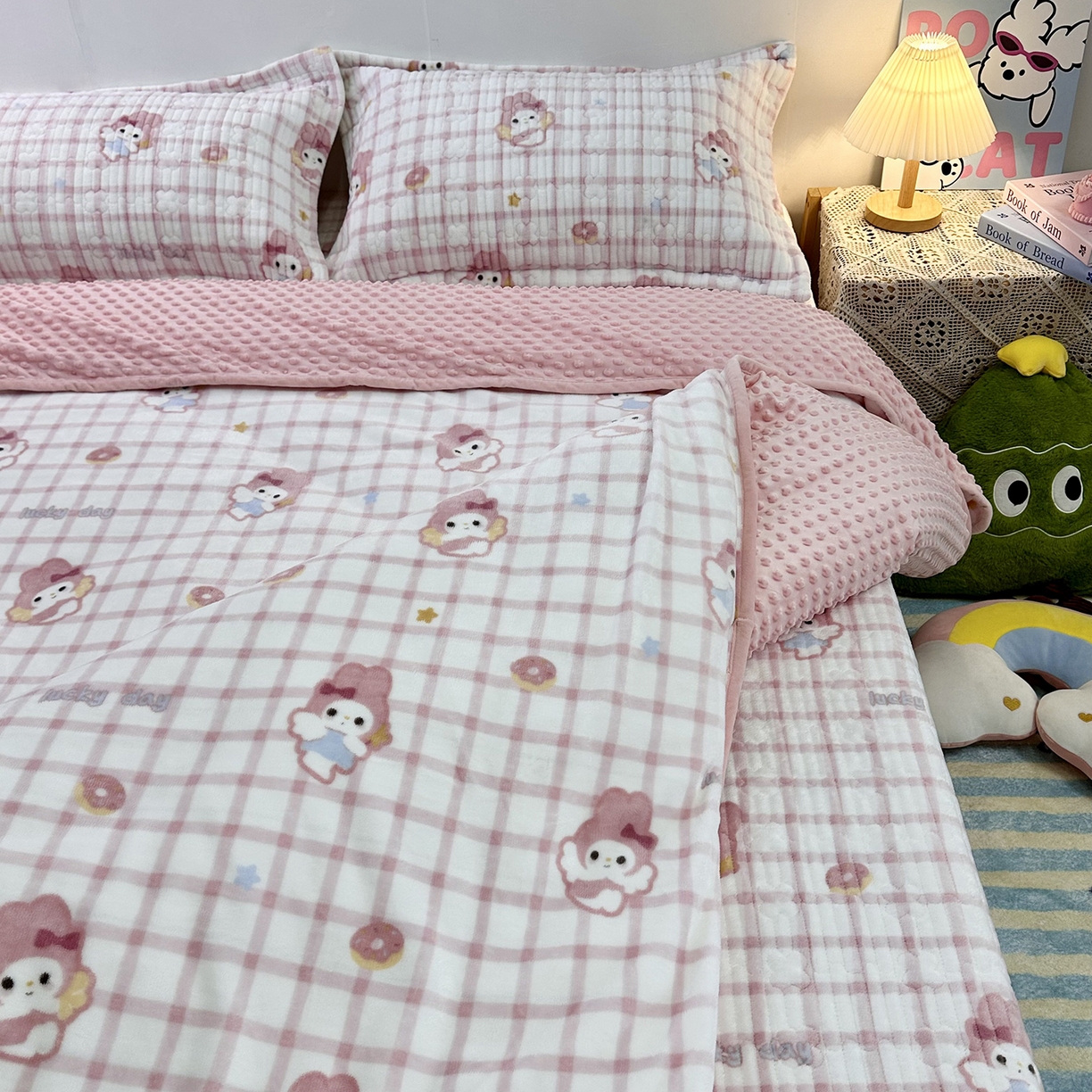 91家纺网 家纺一手货源 找家纺 慕晨 2025新款牛奶绒新款印花高克重豆豆绒夹棉床盖三件被套四件套热款 美乐兔