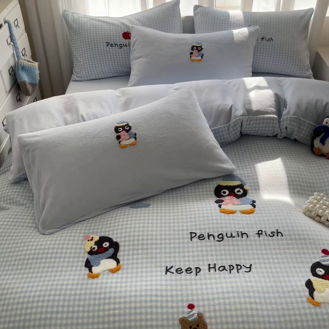 91家纺网 家纺一手货源 找家纺 如一 2025新款卡通毛巾绣系列牛奶绒四件套第二批 快乐企鹅