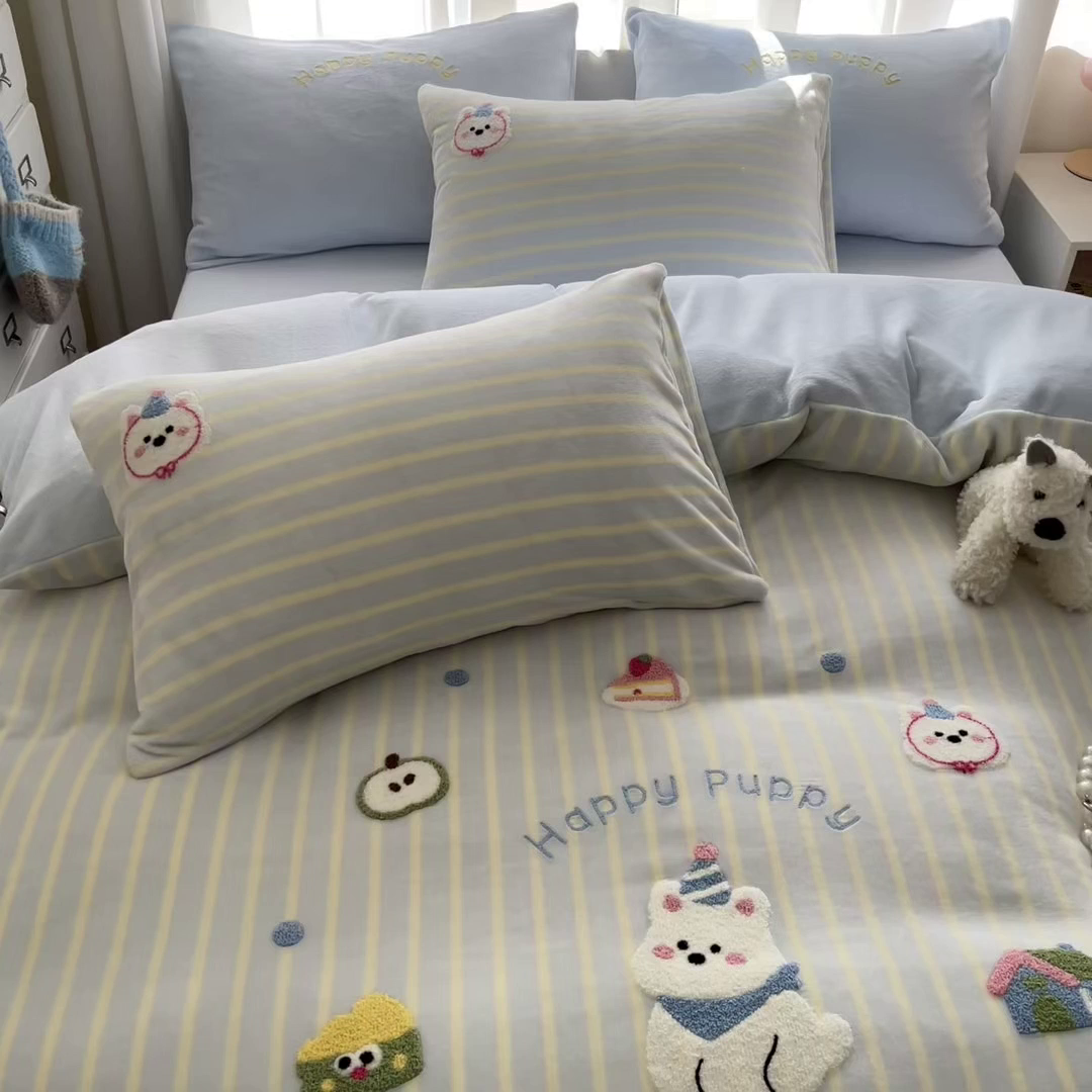 91家纺网 家纺一手货源 找家纺 如一 2025新款卡通毛巾绣系列牛奶绒四件套第二批 竖条西高