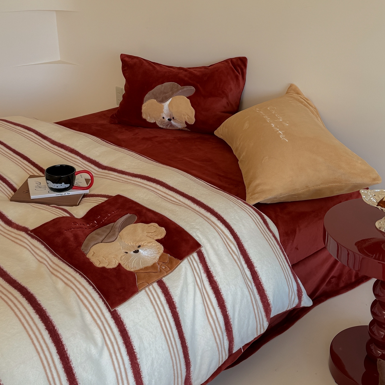 91家纺网 家纺一手货源 找家纺 （总）简纯主义 2025新款260g全消光全工艺贴布绣花牛奶绒四件套-迷糊小狗系列