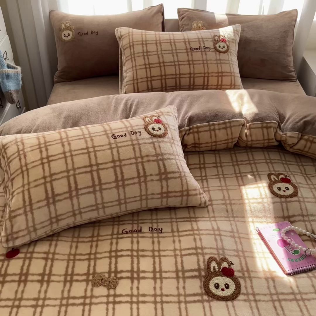 91家纺网 家纺一手货源 找家纺 如一 2025新款卡通毛巾绣系列牛奶绒四件套第二批 苹果拉布