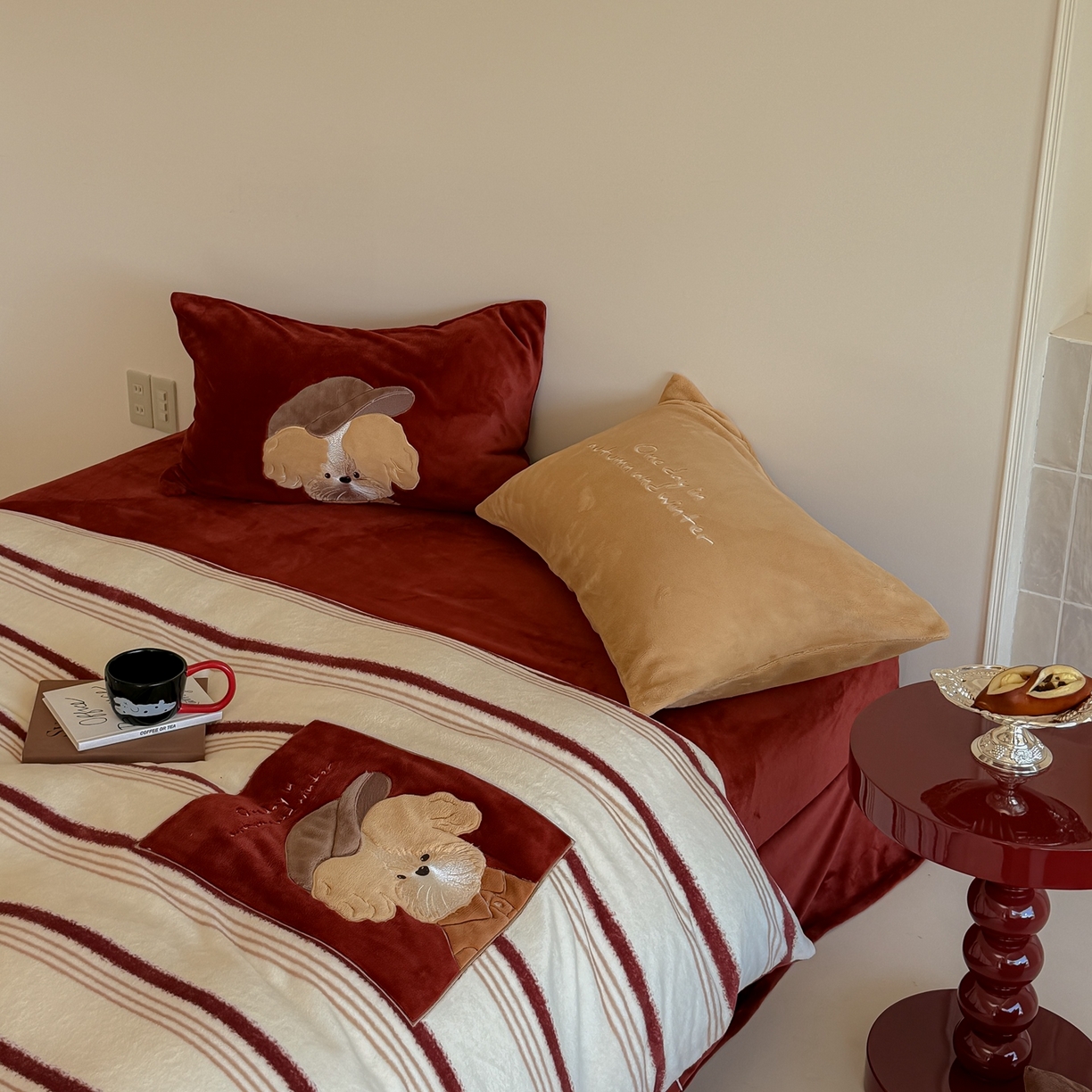 91家纺网 家纺一手货源 找家纺 简纯主义 2025新款260g全消光全工艺贴布绣花牛奶绒四件套-迷糊小狗系列 贝雷