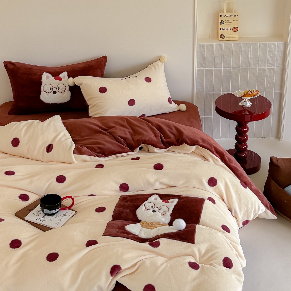 91家纺网 家纺一手货源 找家纺 简纯主义 2025新款260g全消光全工艺贴布绣花牛奶绒四件套-迷糊小狗系列 朱迪