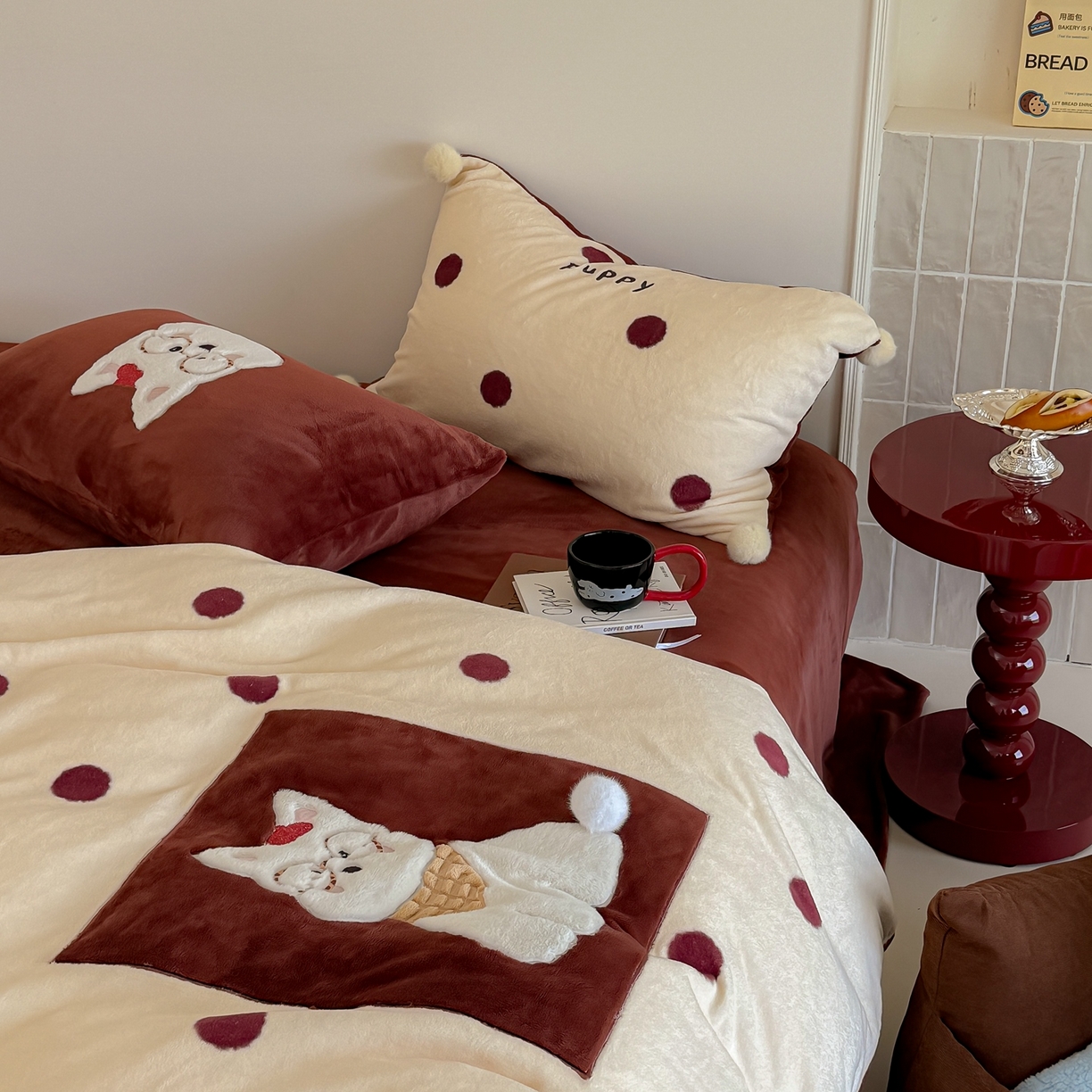 91家纺网 家纺一手货源 找家纺 简纯主义 2025新款260g全消光全工艺贴布绣花牛奶绒四件套-迷糊小狗系列 朱迪