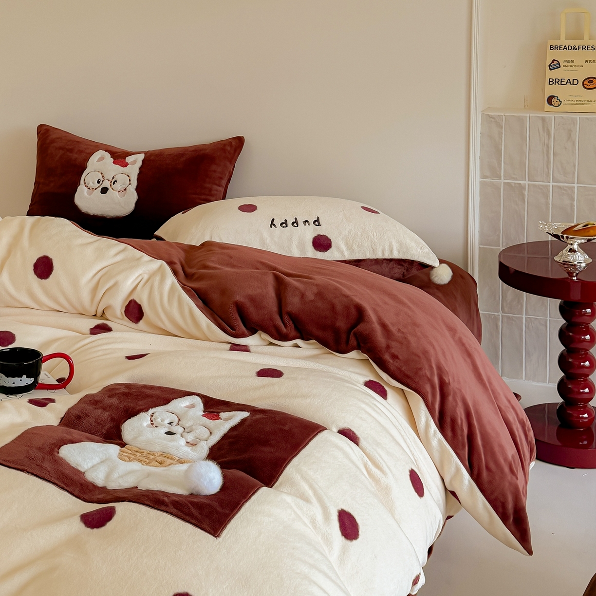 91家纺网 家纺一手货源 找家纺 简纯主义 2025新款260g全消光全工艺贴布绣花牛奶绒四件套-迷糊小狗系列 朱迪