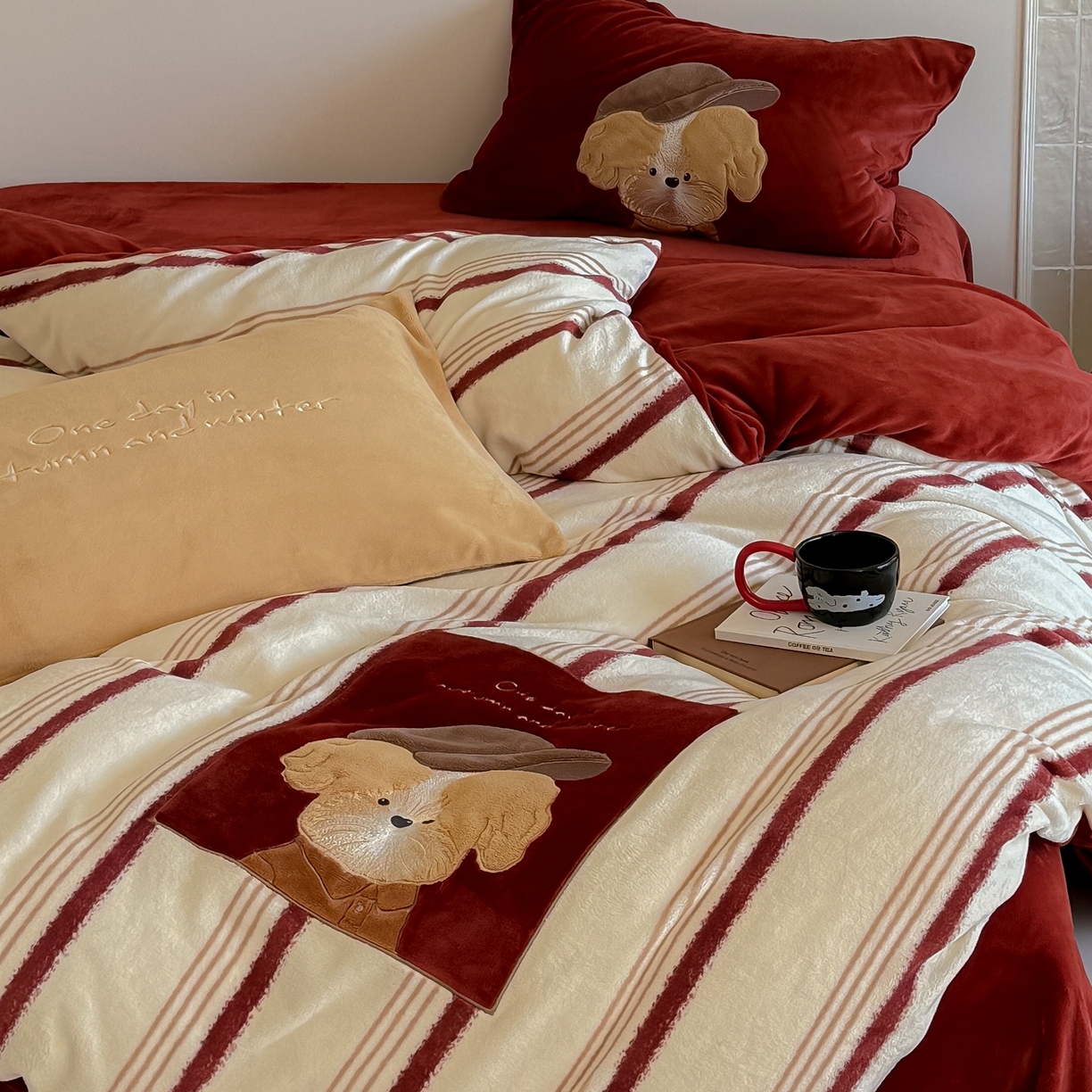 91家纺网 家纺一手货源 找家纺 简纯主义 2025新款260g全消光全工艺贴布绣花牛奶绒四件套-迷糊小狗系列 贝雷