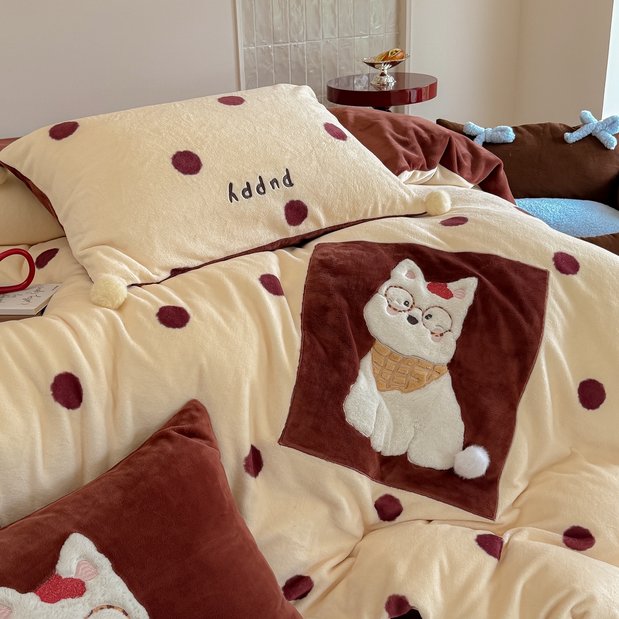 91家纺网 家纺一手货源 找家纺 简纯主义 2025新款260g全消光全工艺贴布绣花牛奶绒四件套-迷糊小狗系列 朱迪