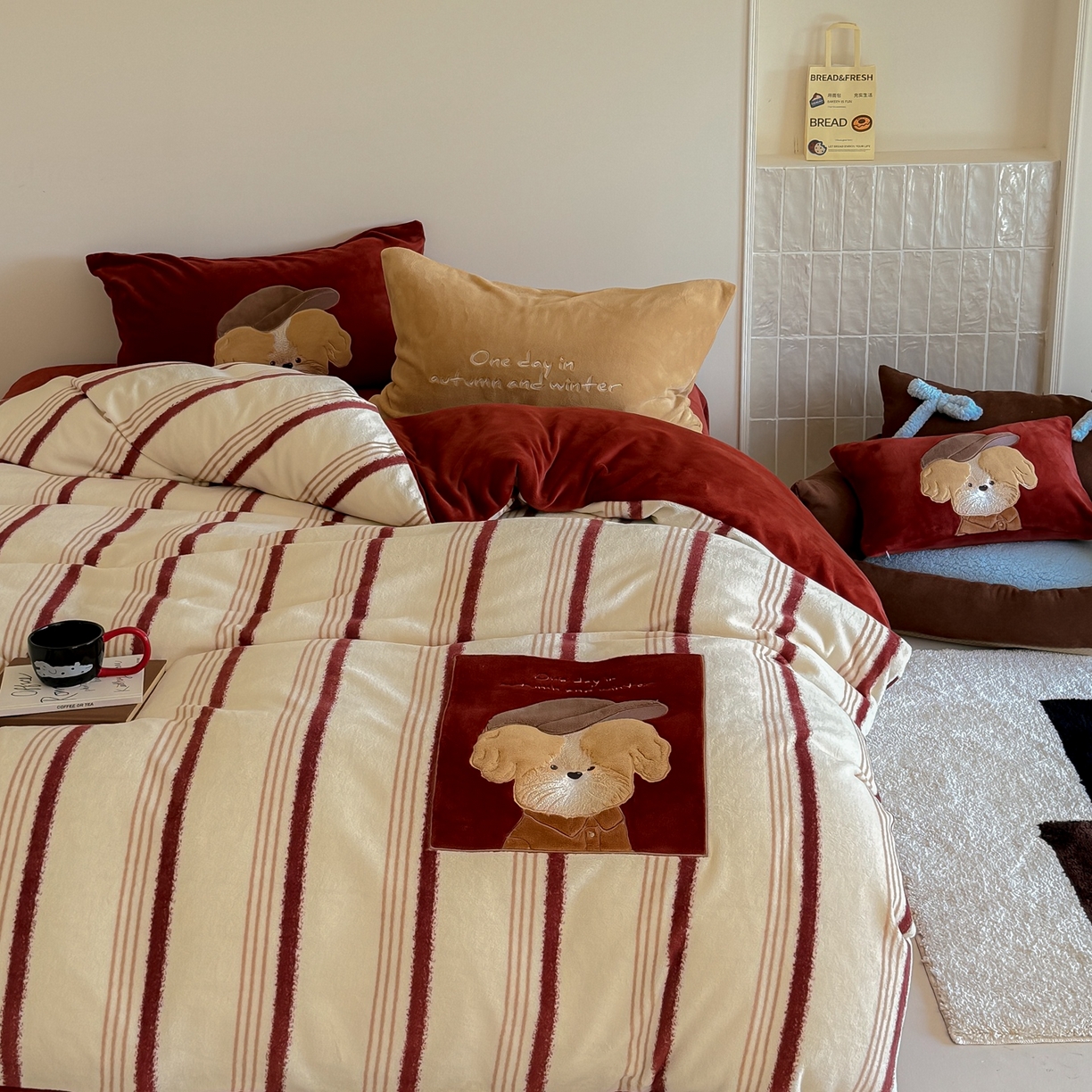 91家纺网 家纺一手货源 找家纺 简纯主义 2025新款260g全消光全工艺贴布绣花牛奶绒四件套-迷糊小狗系列 贝雷