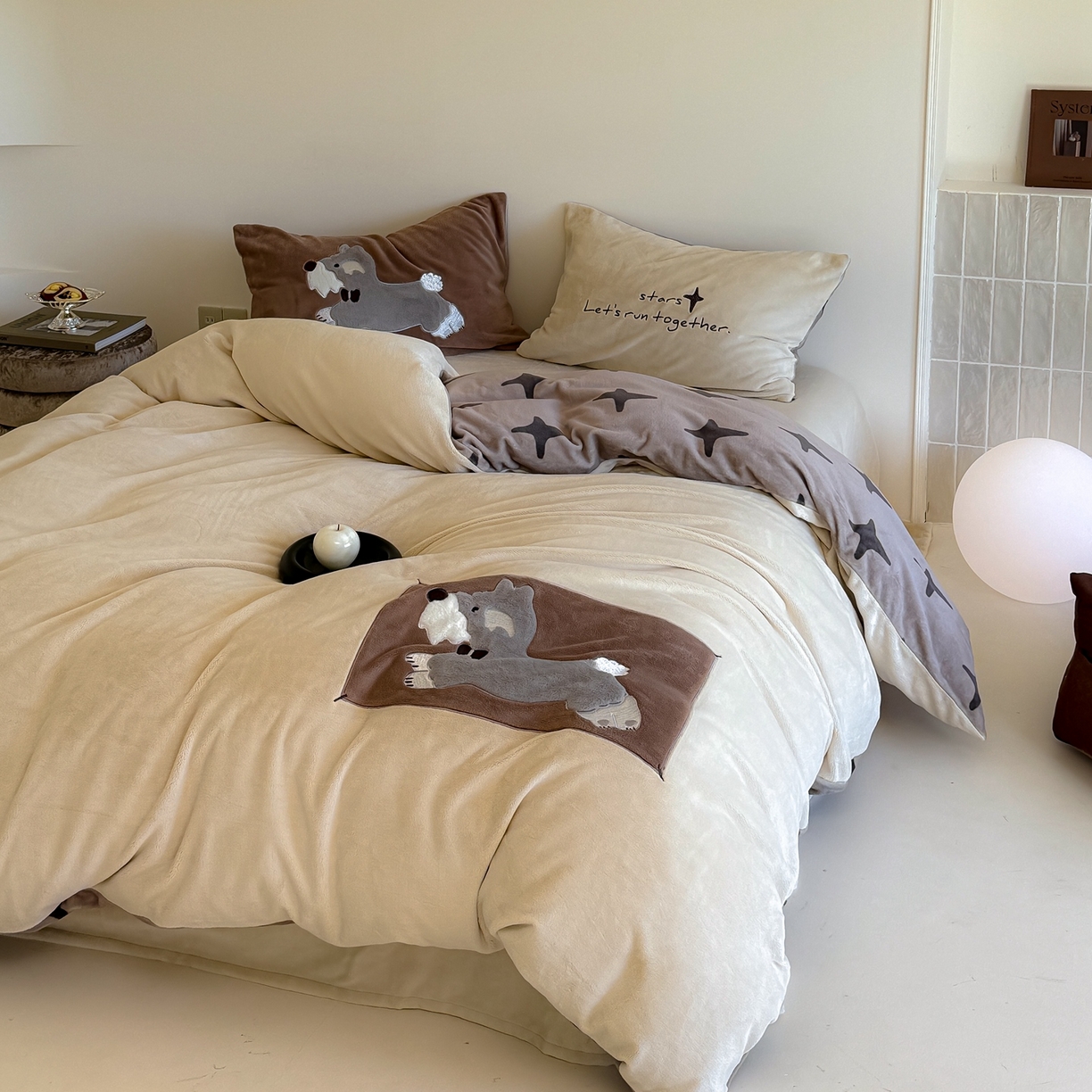 91家纺网 家纺一手货源 找家纺 简纯主义 2025新款260g全消光全工艺贴布绣花牛奶绒四件套-迷糊小狗系列 星芒