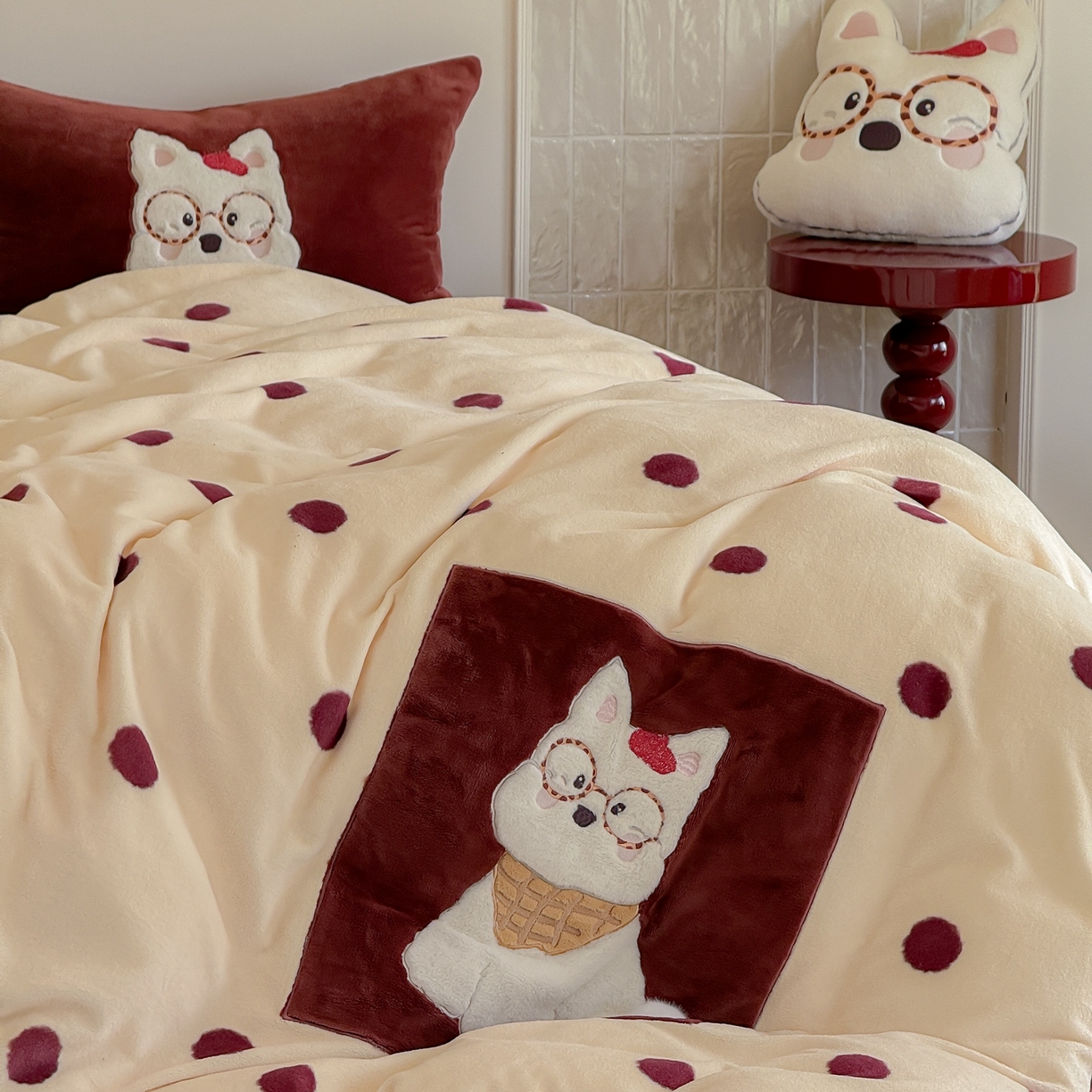 91家纺网 家纺一手货源 找家纺 简纯主义 2025新款260g全消光全工艺贴布绣花牛奶绒四件套-迷糊小狗系列 朱迪