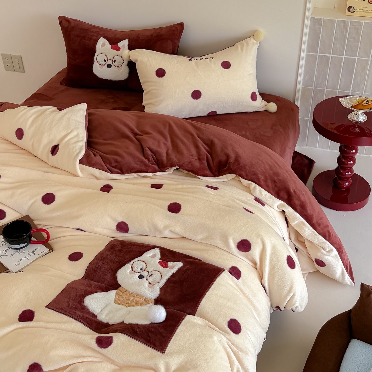 91家纺网 家纺一手货源 找家纺 简纯主义 2025新款260g全消光全工艺贴布绣花牛奶绒四件套-迷糊小狗系列 朱迪