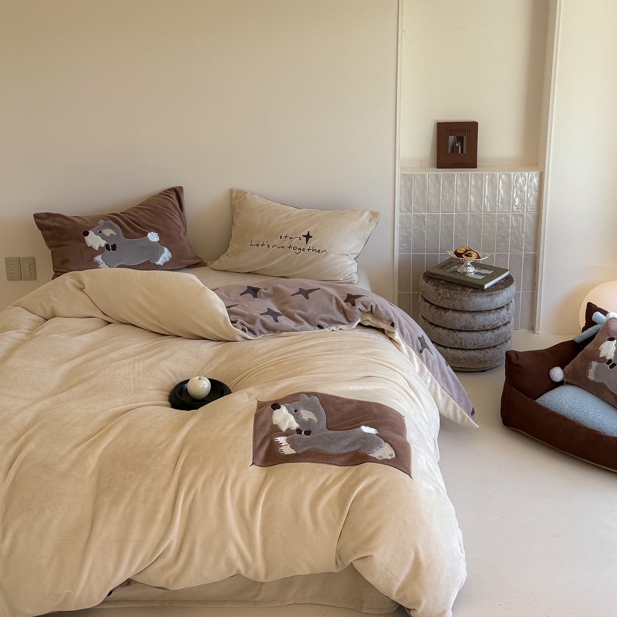 91家纺网 家纺一手货源 找家纺 简纯主义 2025新款260g全消光全工艺贴布绣花牛奶绒四件套-迷糊小狗系列 星芒