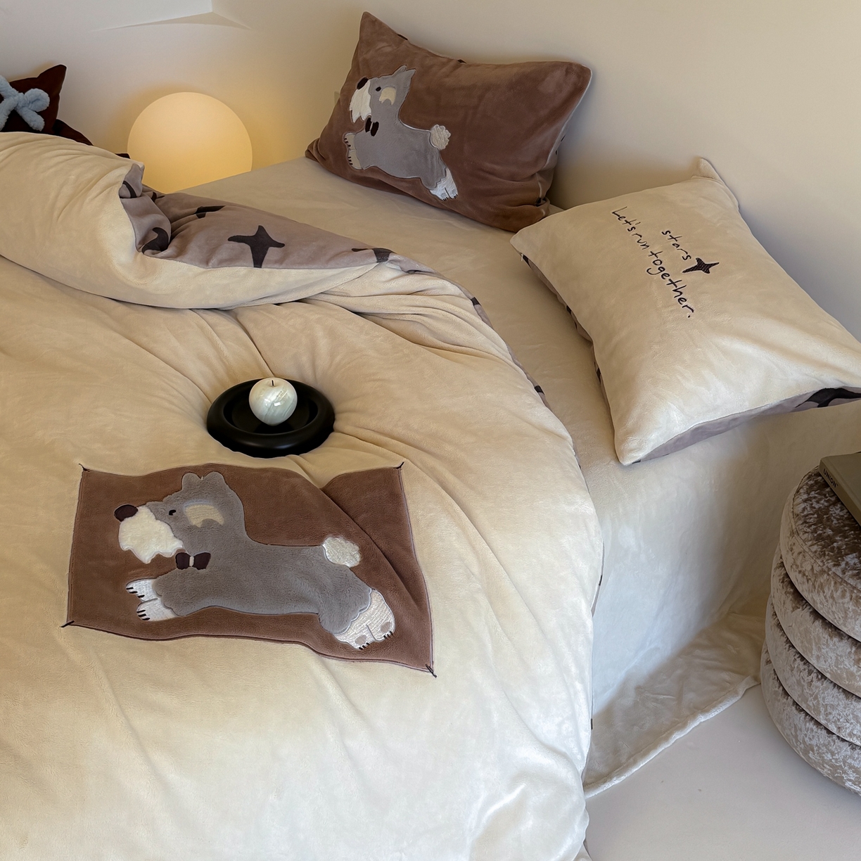 91家纺网 家纺一手货源 找家纺 简纯主义 2025新款260g全消光全工艺贴布绣花牛奶绒四件套-迷糊小狗系列 星芒