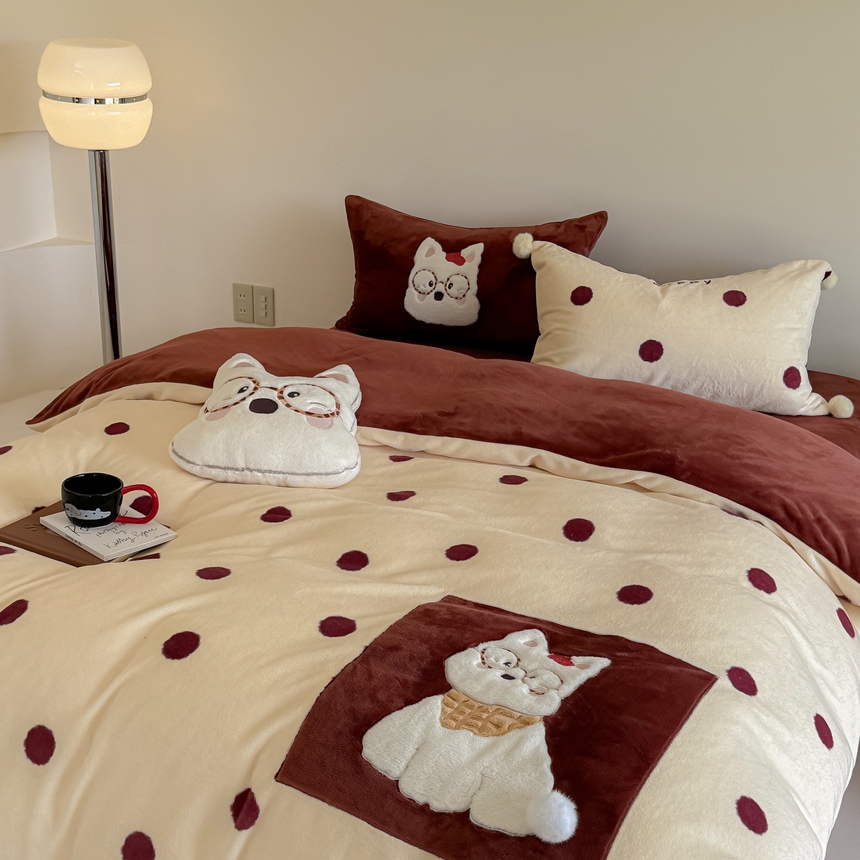 91家纺网 家纺一手货源 找家纺 简纯主义 2025新款260g全消光全工艺贴布绣花牛奶绒四件套-迷糊小狗系列 朱迪