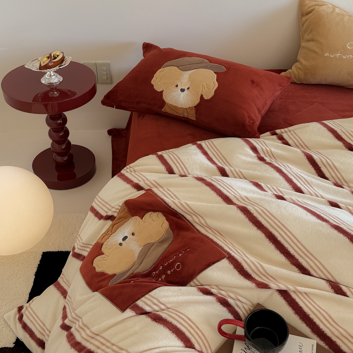 91家纺网 家纺一手货源 找家纺 简纯主义 2025新款260g全消光全工艺贴布绣花牛奶绒四件套-迷糊小狗系列 贝雷