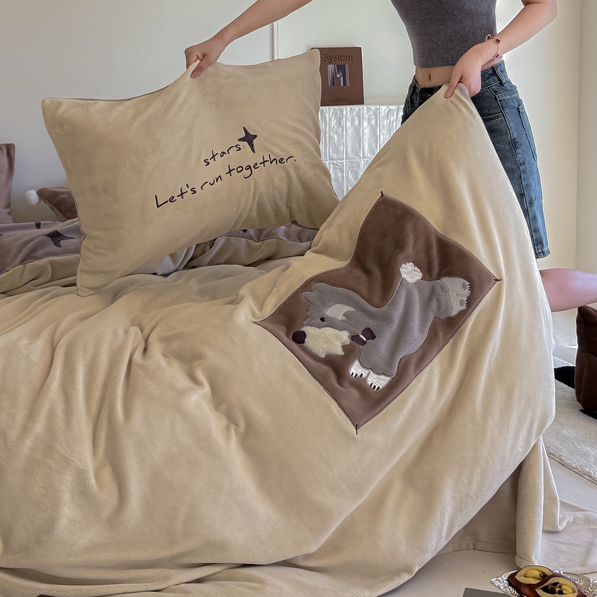 91家纺网 家纺一手货源 找家纺 简纯主义 2025新款260g全消光全工艺贴布绣花牛奶绒四件套-迷糊小狗系列 星芒