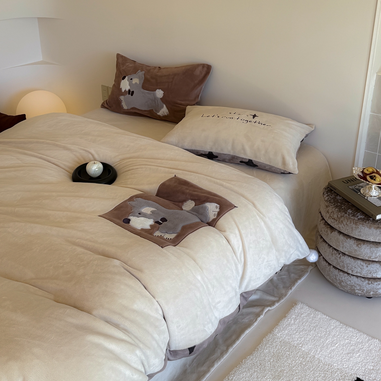 91家纺网 家纺一手货源 找家纺 简纯主义 2025新款260g全消光全工艺贴布绣花牛奶绒四件套-迷糊小狗系列 星芒