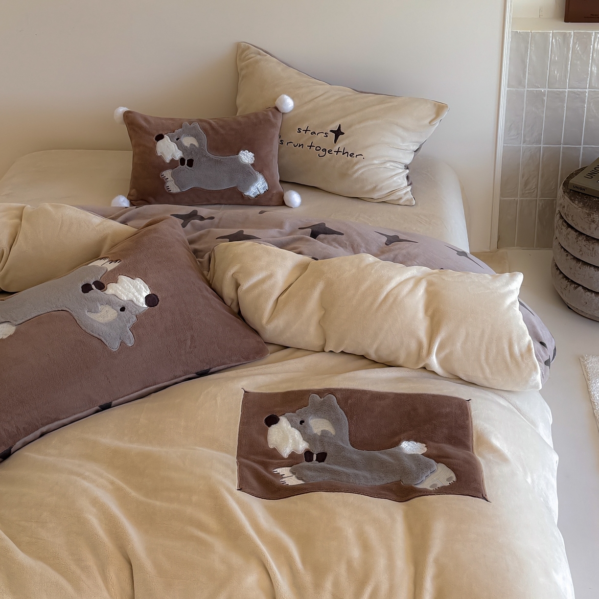 91家纺网 家纺一手货源 找家纺 简纯主义 2025新款260g全消光全工艺贴布绣花牛奶绒四件套-迷糊小狗系列 星芒