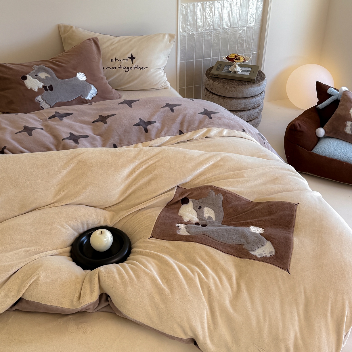 91家纺网 家纺一手货源 找家纺 简纯主义 2025新款260g全消光全工艺贴布绣花牛奶绒四件套-迷糊小狗系列 星芒