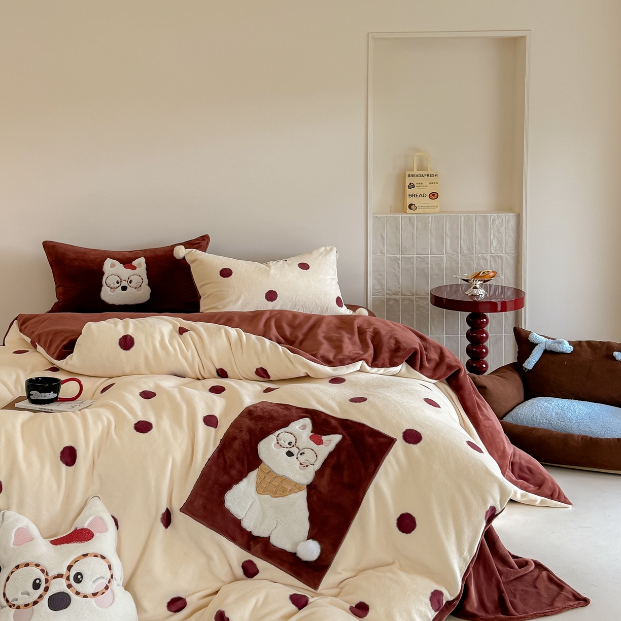 91家纺网 家纺一手货源 找家纺 简纯主义 2025新款260g全消光全工艺贴布绣花牛奶绒四件套-迷糊小狗系列 朱迪