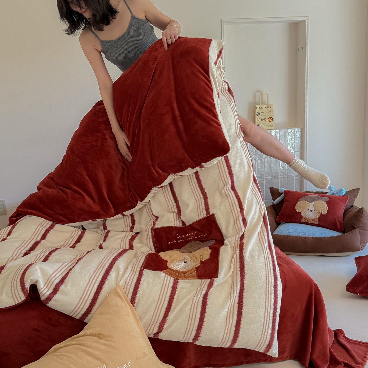 91家纺网 家纺一手货源 找家纺 简纯主义 2025新款260g全消光全工艺贴布绣花牛奶绒四件套-迷糊小狗系列 贝雷