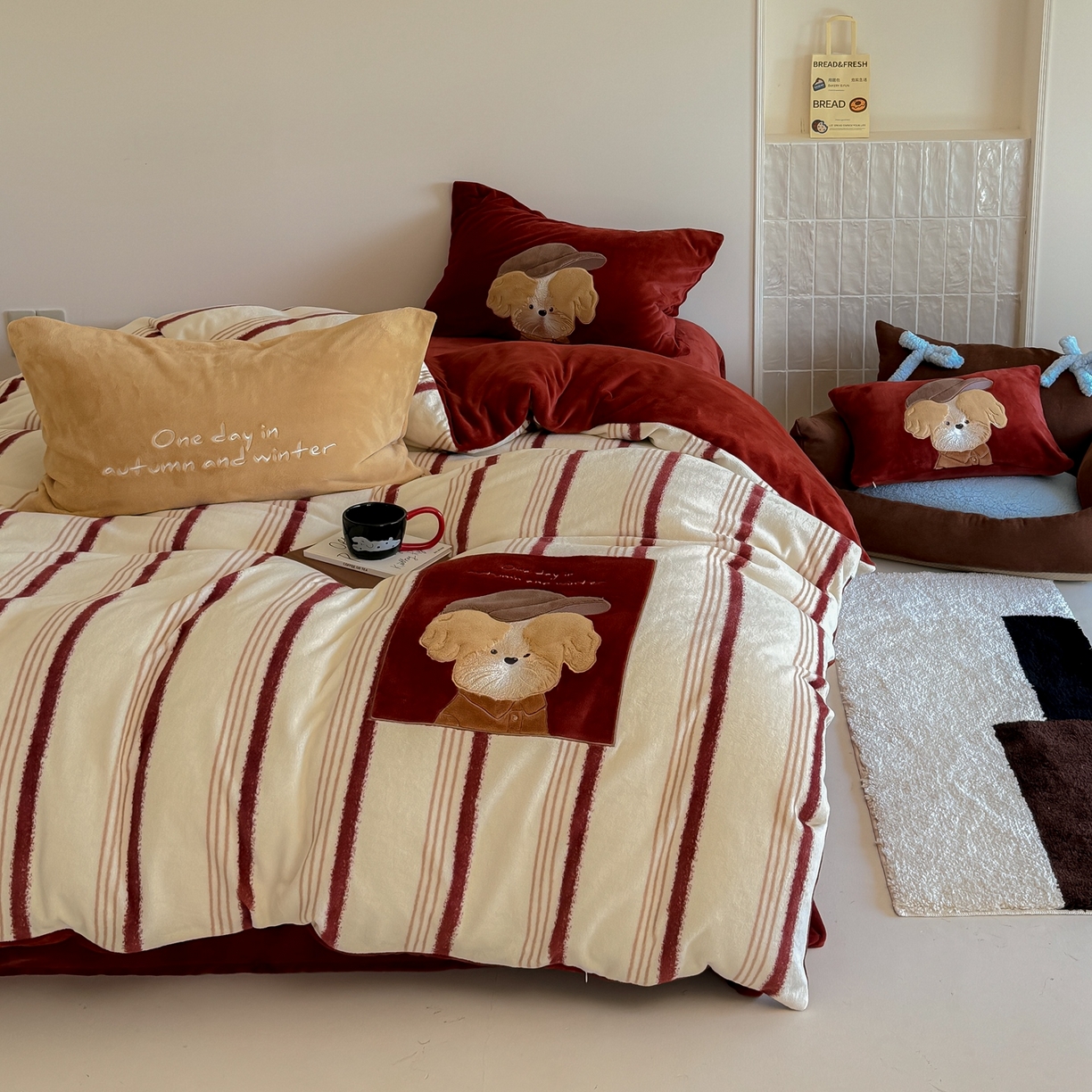 91家纺网 家纺一手货源 找家纺 简纯主义 2025新款260g全消光全工艺贴布绣花牛奶绒四件套-迷糊小狗系列 贝雷