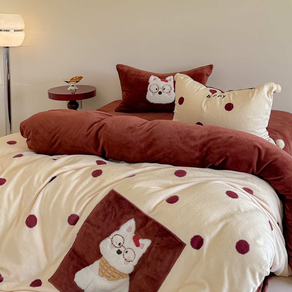 91家纺网 家纺一手货源 找家纺 简纯主义 2025新款260g全消光全工艺贴布绣花牛奶绒四件套-迷糊小狗系列 朱迪