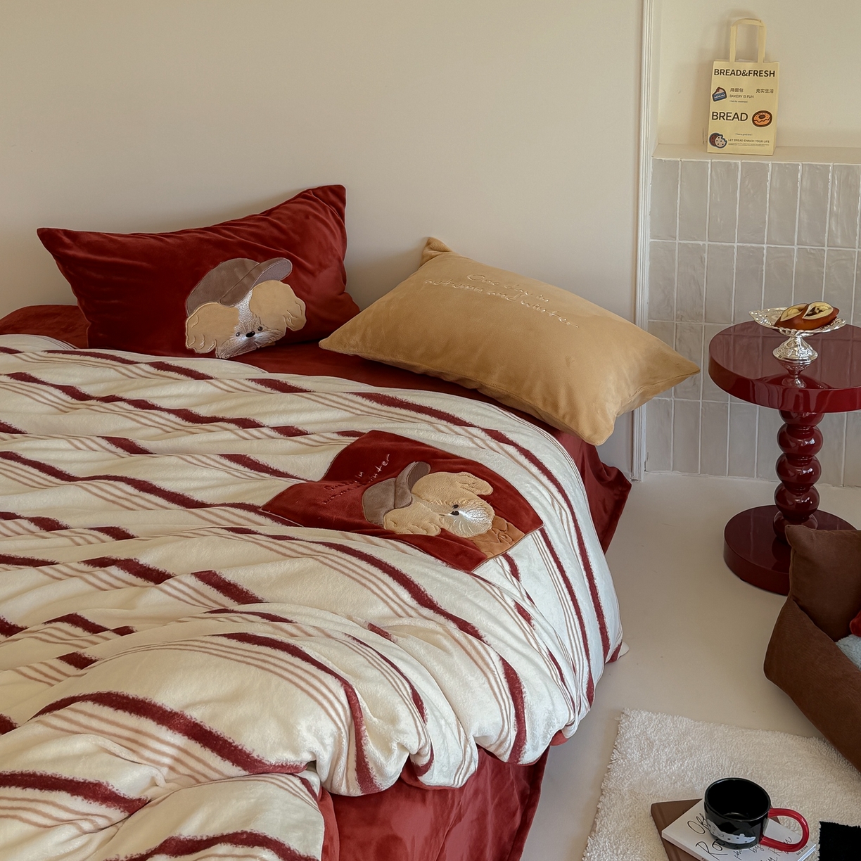 91家纺网 家纺一手货源 找家纺 简纯主义 2025新款260g全消光全工艺贴布绣花牛奶绒四件套-迷糊小狗系列 贝雷