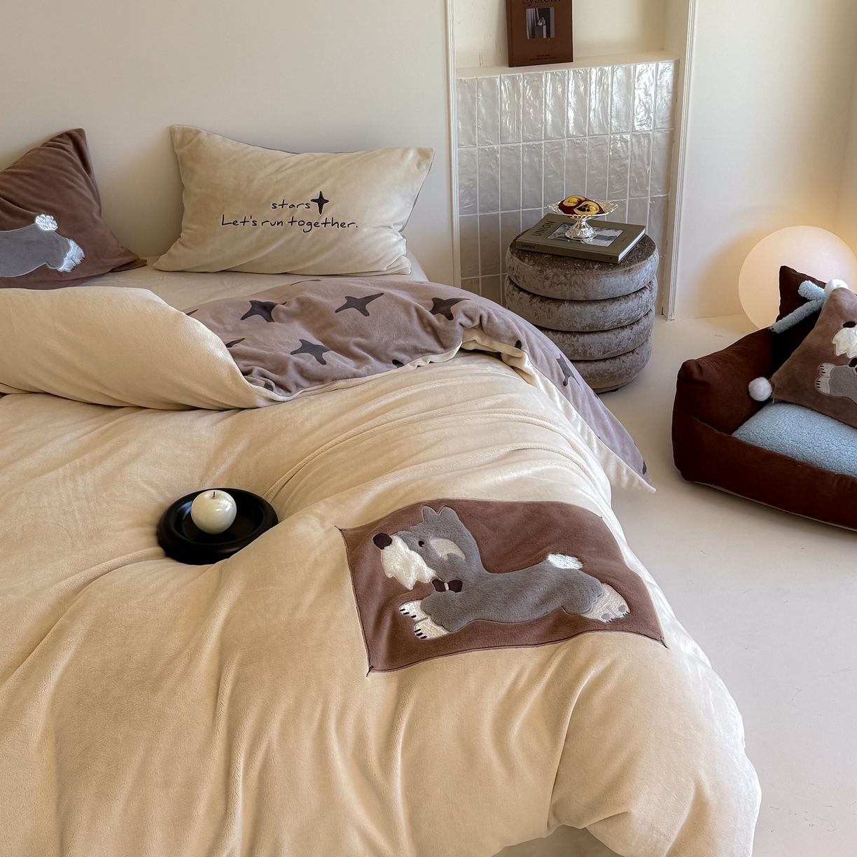 91家纺网 家纺一手货源 找家纺 简纯主义 2025新款260g全消光全工艺贴布绣花牛奶绒四件套-迷糊小狗系列 星芒