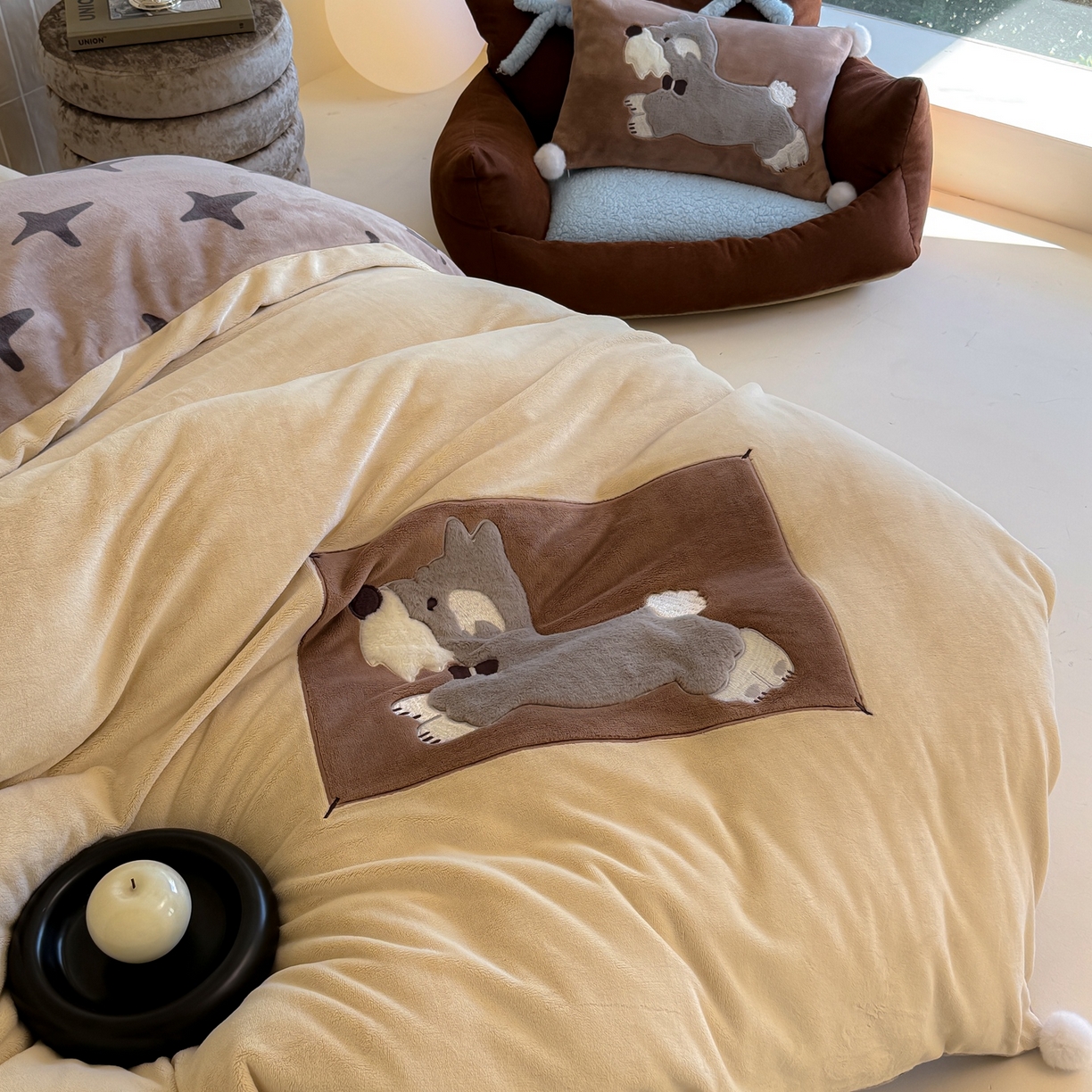 91家纺网 家纺一手货源 找家纺 简纯主义 2025新款260g全消光全工艺贴布绣花牛奶绒四件套-迷糊小狗系列 星芒