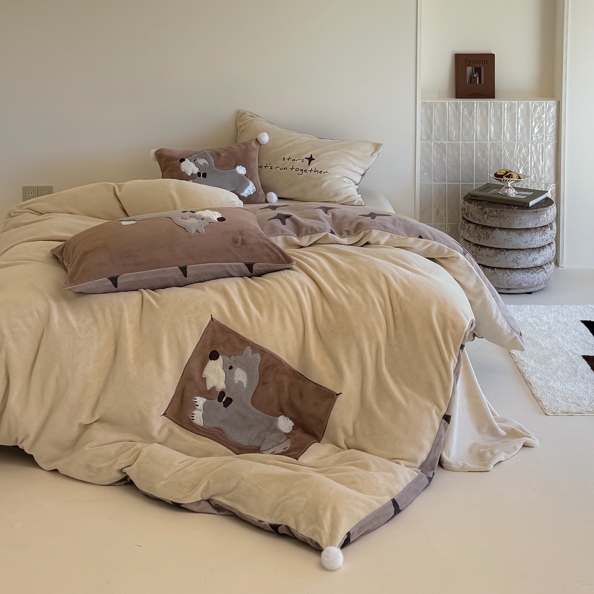 91家纺网 家纺一手货源 找家纺 简纯主义 2025新款260g全消光全工艺贴布绣花牛奶绒四件套-迷糊小狗系列 星芒