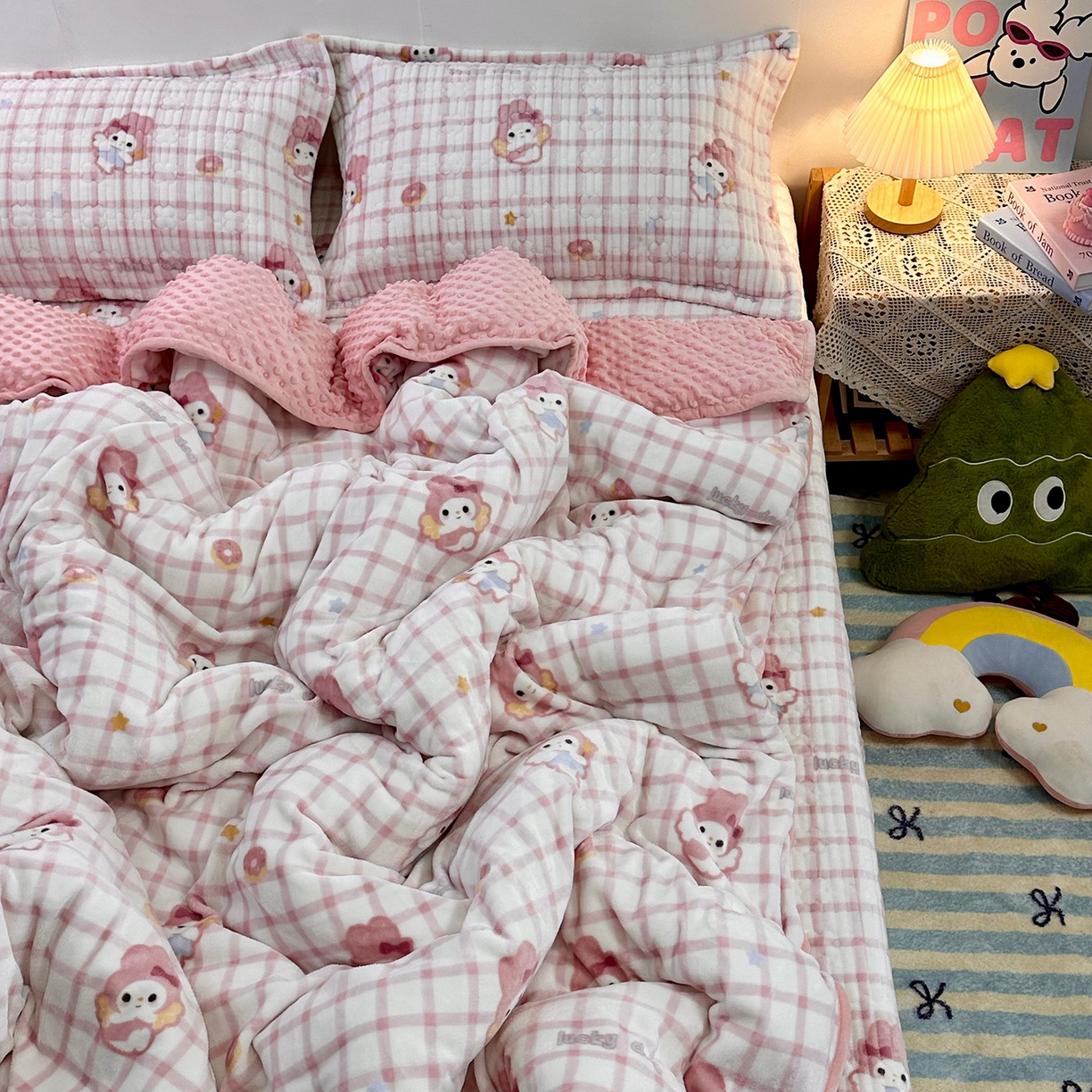 91家纺网 家纺一手货源 找家纺 慕晨 2025新款牛奶绒新款印花高克重豆豆绒夹棉床盖三件被套四件套热款 美乐兔