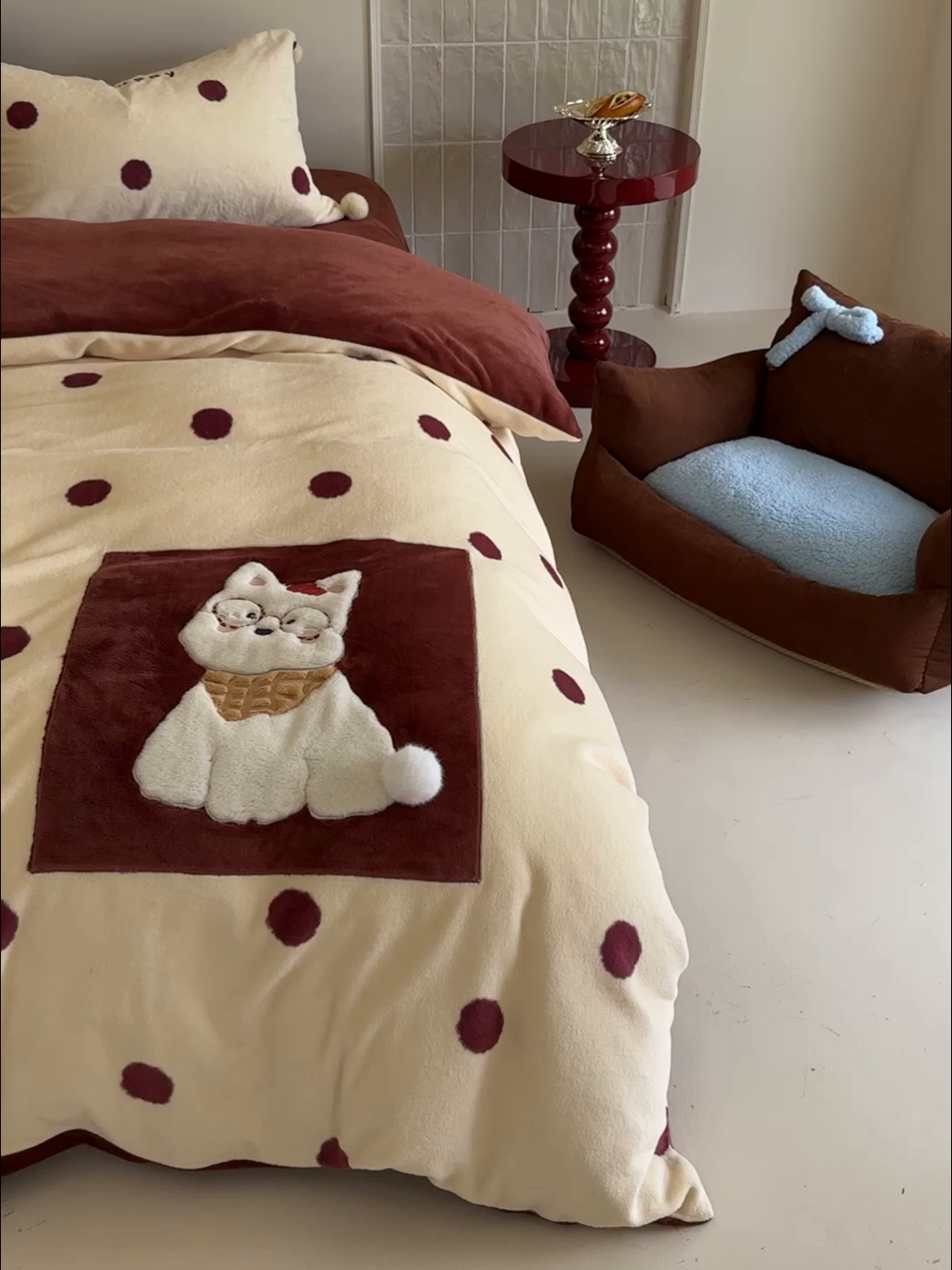 91家纺网 家纺一手货源 找家纺 简纯主义 2025新款260g全消光全工艺贴布绣花牛奶绒四件套-迷糊小狗系列 朱迪