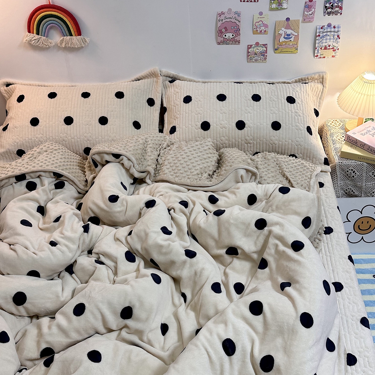 91家纺网 家纺一手货源 找家纺 慕晨 2025新款牛奶绒新款印花高克重豆豆绒夹棉床盖三件被套四件套热款 奶茶波点