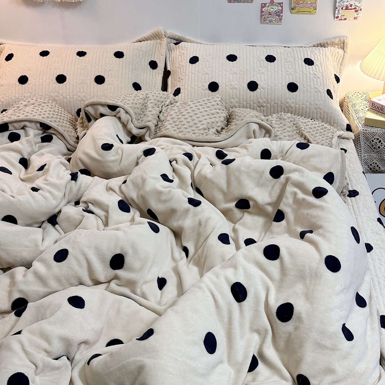 91家纺网 家纺一手货源 找家纺 慕晨 2025新款牛奶绒新款印花高克重豆豆绒夹棉床盖三件被套四件套热款 奶茶波点