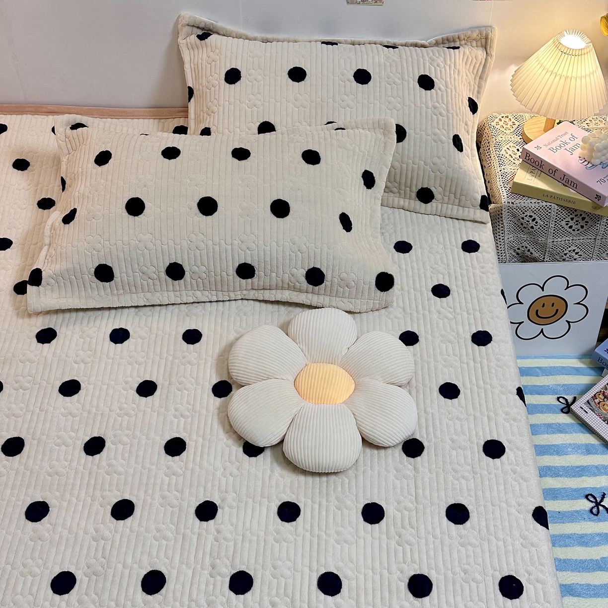 91家纺网 家纺一手货源 找家纺 慕晨 2025新款牛奶绒新款印花高克重豆豆绒夹棉床盖三件被套四件套热款 奶茶波点