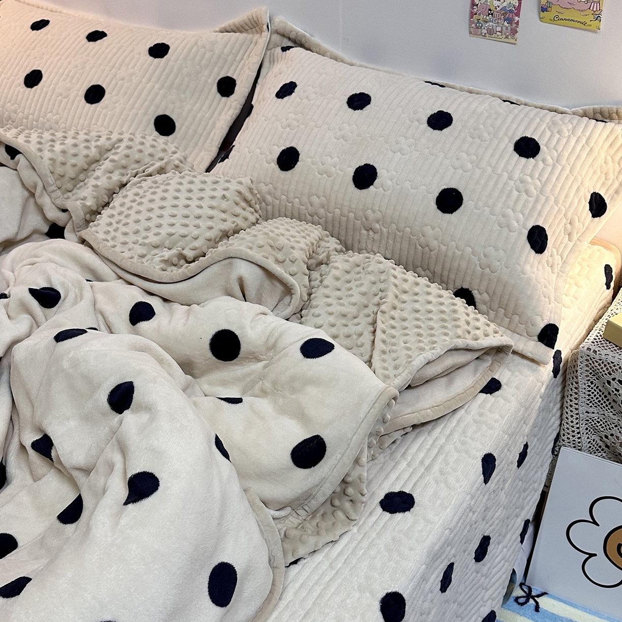 91家纺网 家纺一手货源 找家纺 慕晨 2025新款牛奶绒新款印花高克重豆豆绒夹棉床盖三件被套四件套热款 奶茶波点