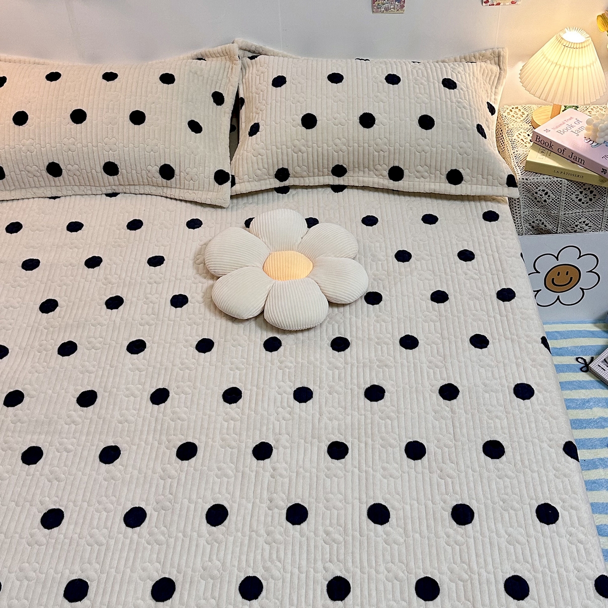 91家纺网 家纺一手货源 找家纺 慕晨 2025新款牛奶绒新款印花高克重豆豆绒夹棉床盖三件被套四件套热款 奶茶波点