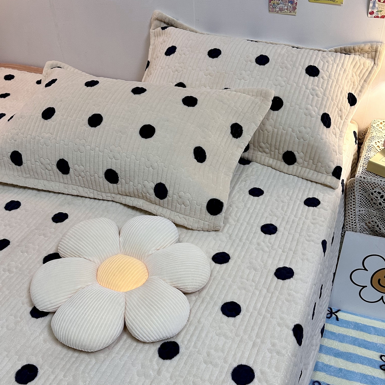 91家纺网 家纺一手货源 找家纺 慕晨 2025新款牛奶绒新款印花高克重豆豆绒夹棉床盖三件被套四件套热款 奶茶波点