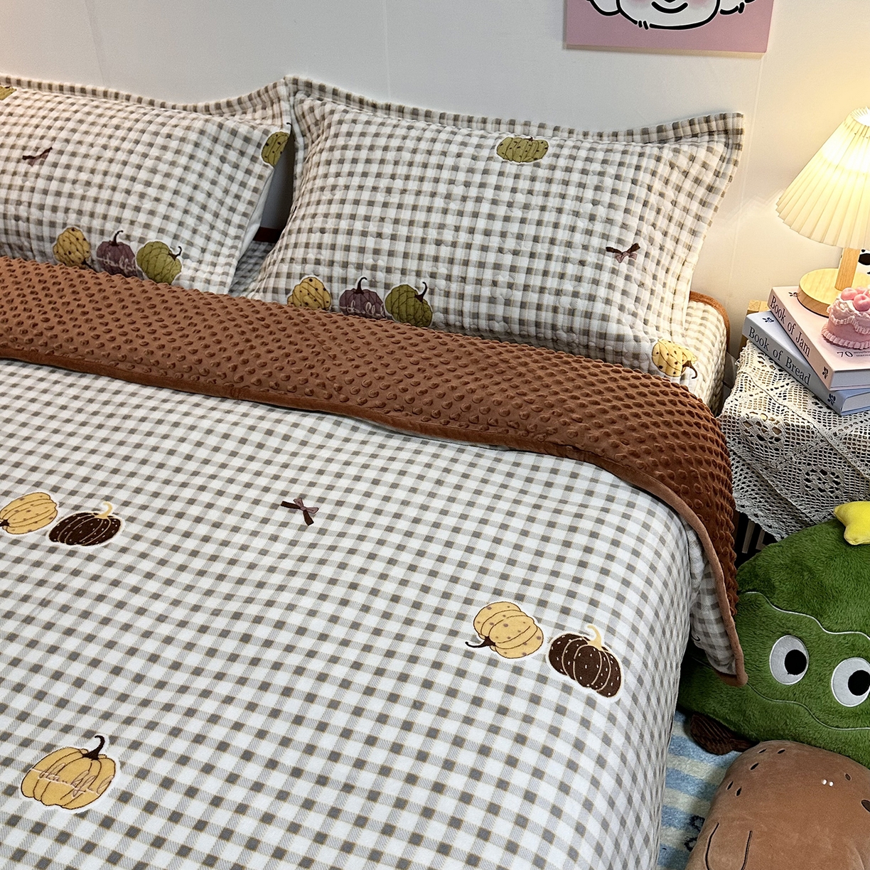 91家纺网 家纺一手货源 找家纺 慕晨 2025新款牛奶绒新款印花高克重豆豆绒夹棉床盖三件被套四件套热款 南瓜派