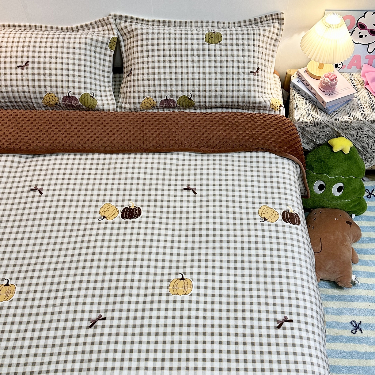 91家纺网 家纺一手货源 找家纺 慕晨 2025新款牛奶绒新款印花高克重豆豆绒夹棉床盖三件被套四件套热款 南瓜派