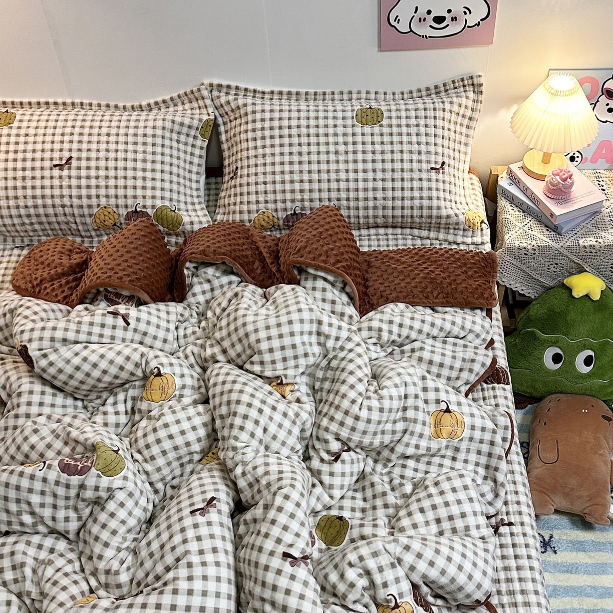 91家纺网 家纺一手货源 找家纺 慕晨 2025新款牛奶绒新款印花高克重豆豆绒夹棉床盖三件被套四件套热款 南瓜派