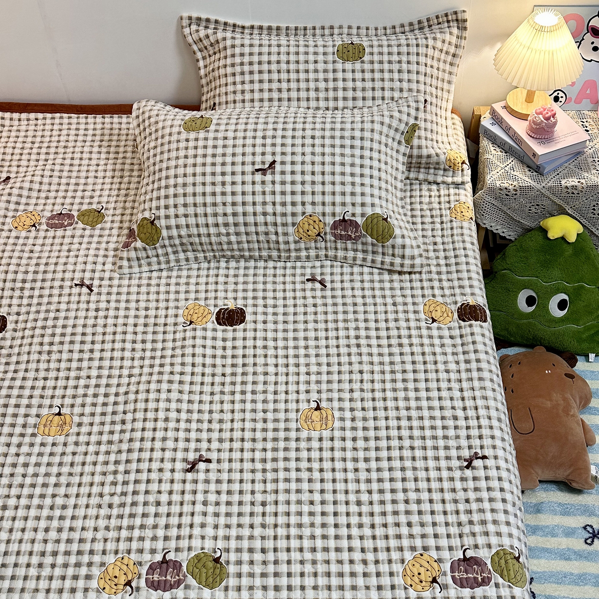 91家纺网 家纺一手货源 找家纺 慕晨 2025新款牛奶绒新款印花高克重豆豆绒夹棉床盖三件被套四件套热款 南瓜派