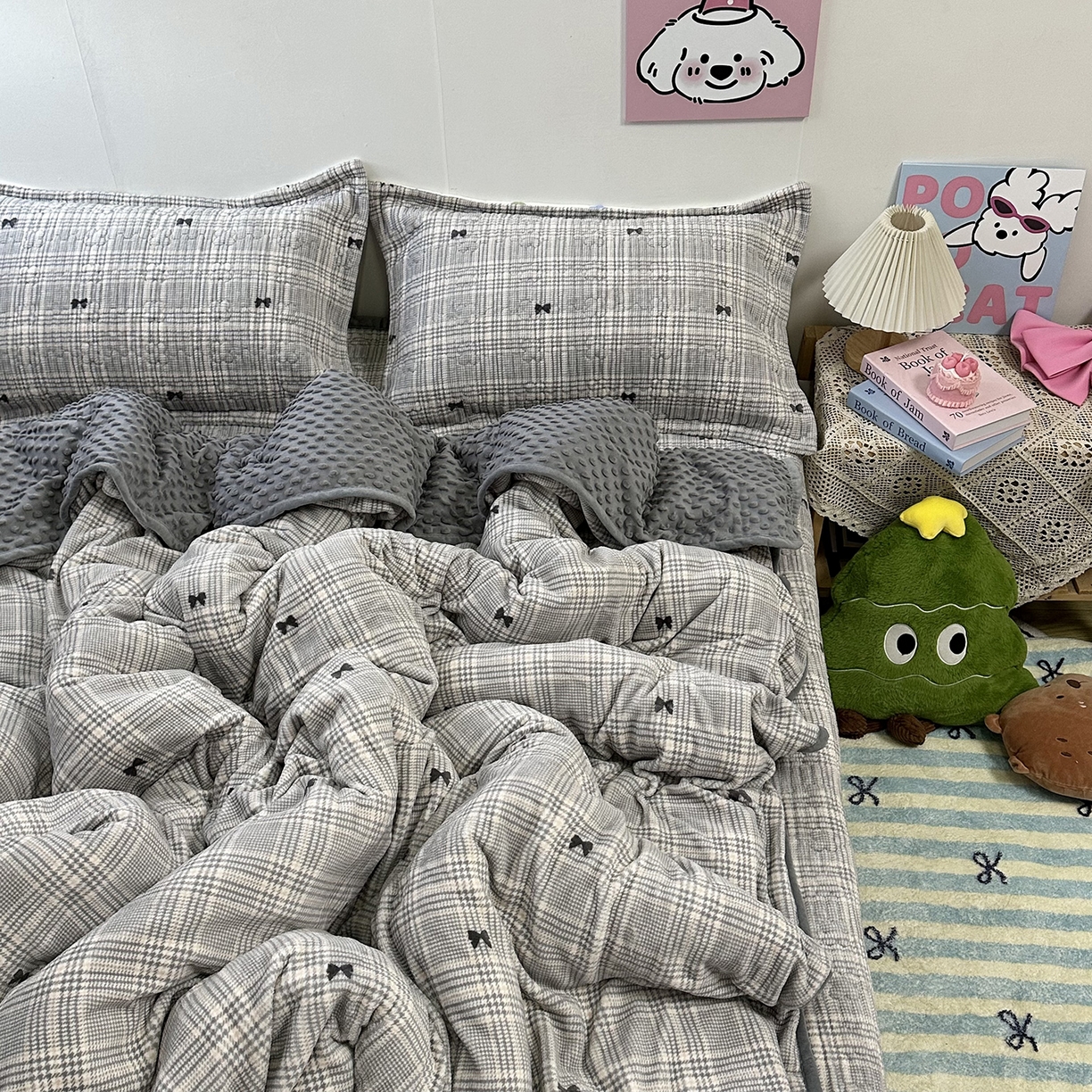 91家纺网 家纺一手货源 找家纺 慕晨 2025新款牛奶绒新款印花高克重豆豆绒夹棉床盖三件被套四件套热款 千鸟格蝴蝶结