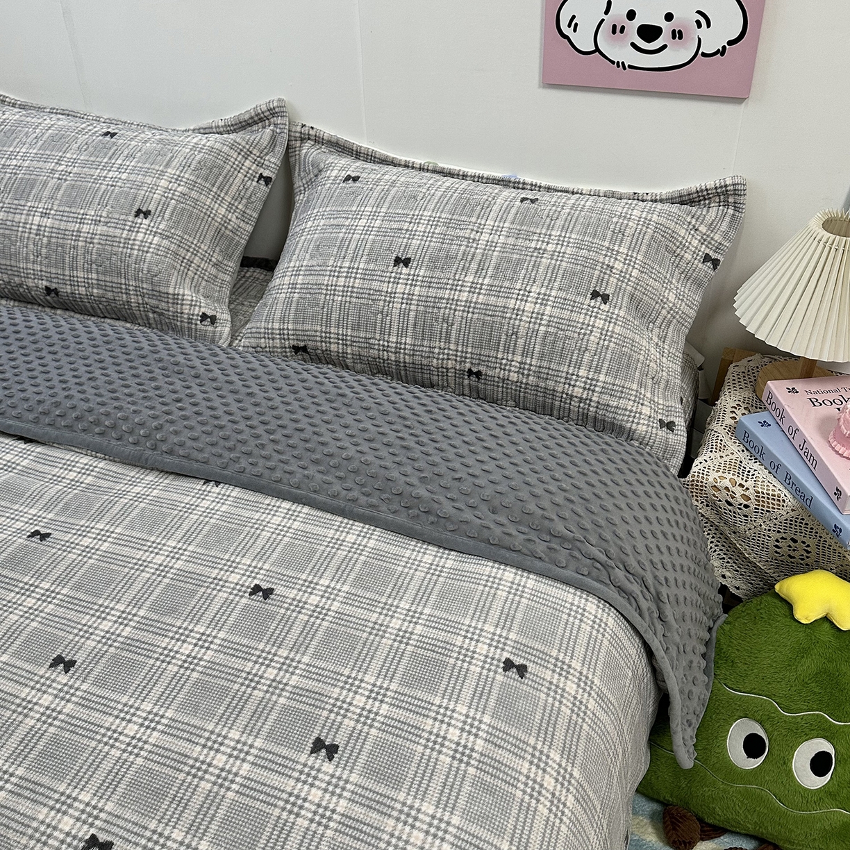 91家纺网 家纺一手货源 找家纺 慕晨 2025新款牛奶绒新款印花高克重豆豆绒夹棉床盖三件被套四件套热款 千鸟格蝴蝶结