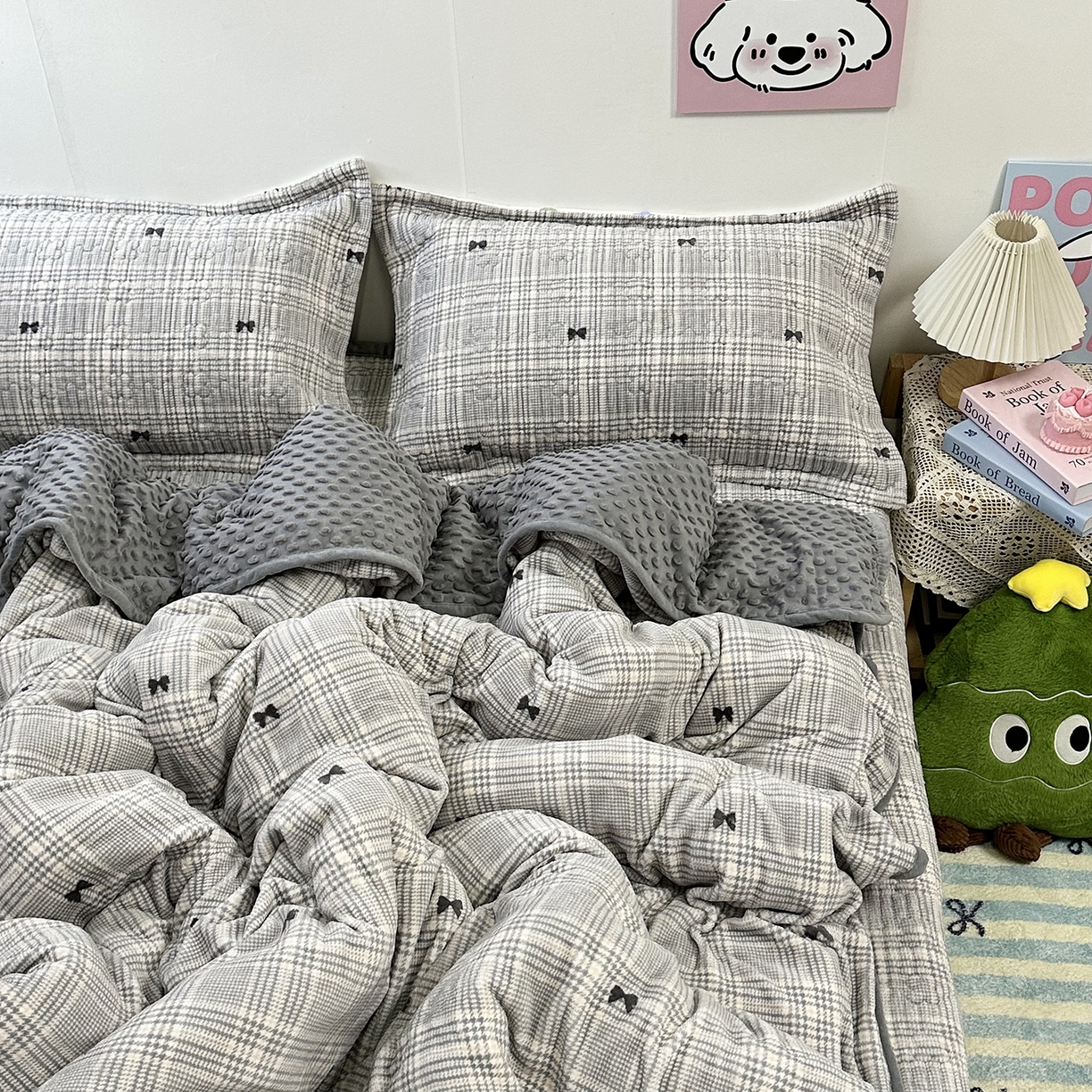 91家纺网 家纺一手货源 找家纺 慕晨 2025新款牛奶绒新款印花高克重豆豆绒夹棉床盖三件被套四件套热款 千鸟格蝴蝶结