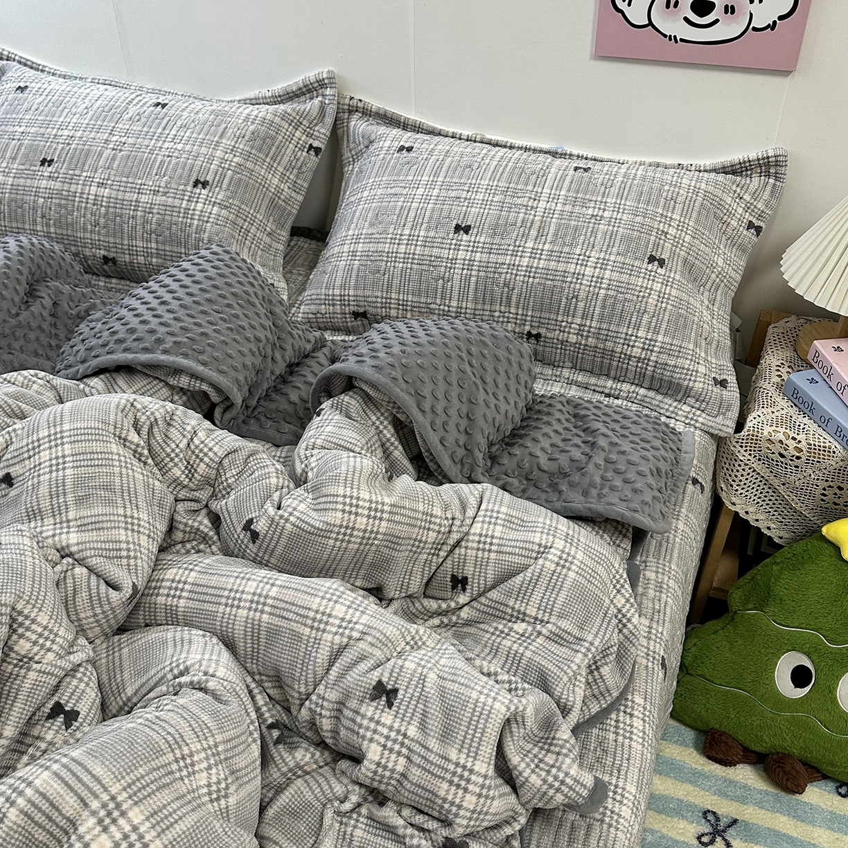 91家纺网 家纺一手货源 找家纺 慕晨 2025新款牛奶绒新款印花高克重豆豆绒夹棉床盖三件被套四件套热款 千鸟格蝴蝶结