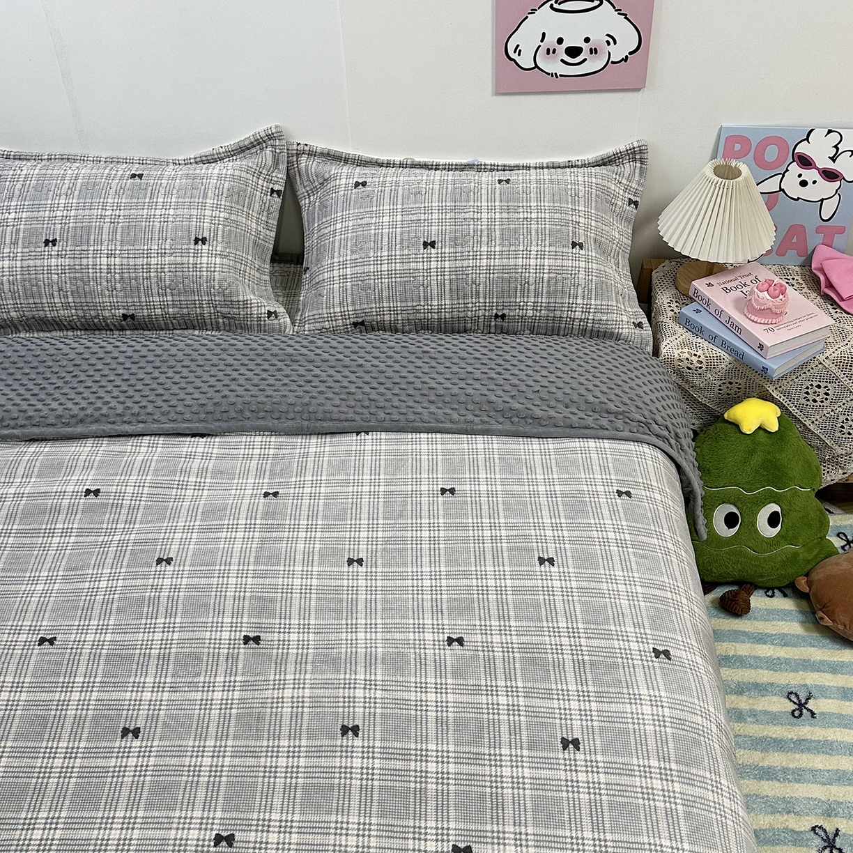 91家纺网 家纺一手货源 找家纺 慕晨 2025新款牛奶绒新款印花高克重豆豆绒夹棉床盖三件被套四件套热款 千鸟格蝴蝶结